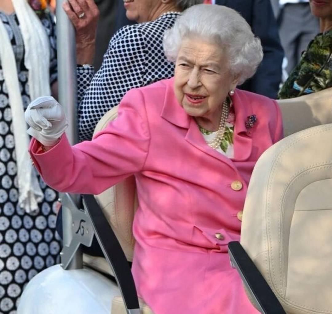 الملكة إليزابيث تشارك لقطات نادرة عن طفولتها وشبابها داخل القصور الملكية