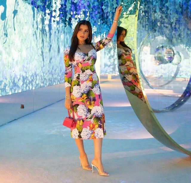 بالصور - مي عمر تضج أنوثة بفستان أسود جريء