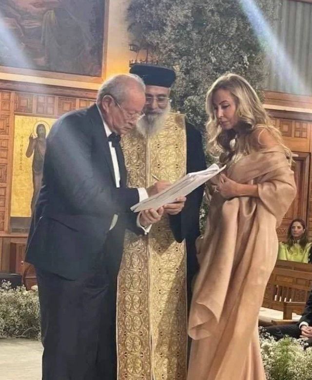 بالصور والفيديو - نجيب ساويرس يحتفل بزفاف نجله عند سفح الأهرامات على أنغام أغاني عمرو دياب
