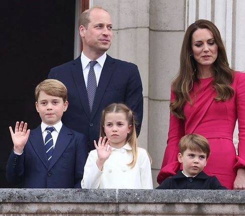 بالفيديو - الإبن الأصغر للأمير ويليام يخطف الأنظار بحركاته العفوية في إحتفال ملكي