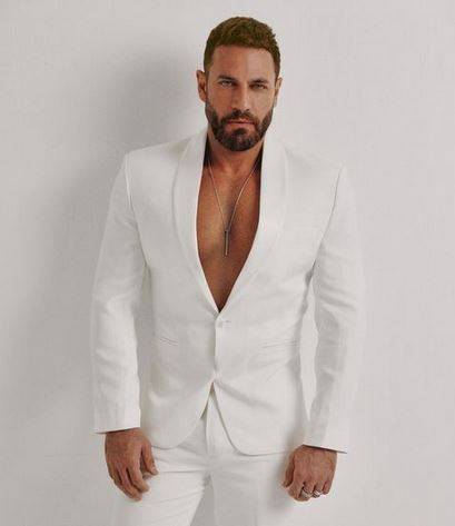 بالصور - نيكولا معوض يخطف الأنظار بوسامته في 