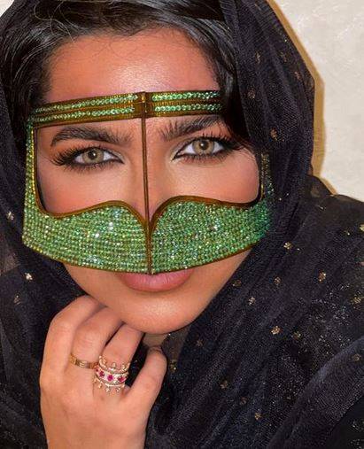 بالصور - خاتم خطوبة نجلاء الودعاني محط اهتمام الجمهور... خاص وسعره خيالي