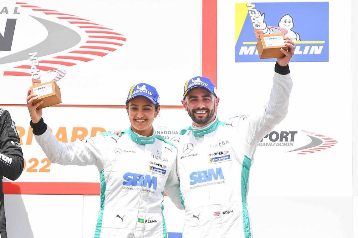 سائقة السباقات السعودية ريما الجفالي سعيدة بفوز فريقها في فرنسا