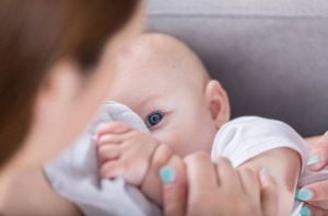 الرضاعة الطبيعية تقي الأطفال من سرطان الدم