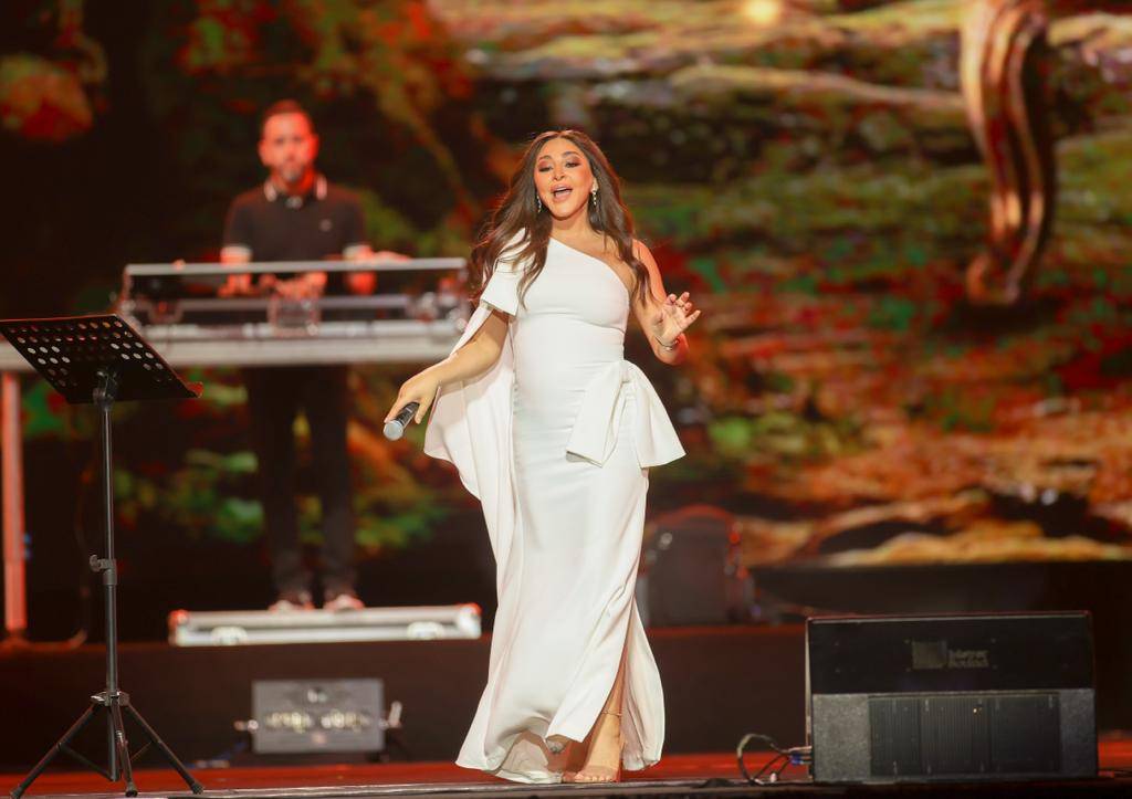 بالفيديو - اليسا وتارا عماد بالفستان نفسه... مَن الأجمل؟