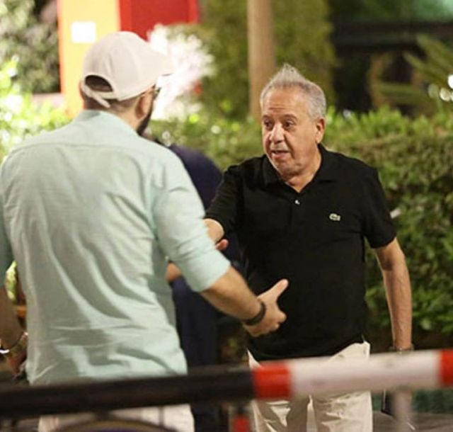 محمد محمود يقدم واجب العزاء في والد أحمد فتحي