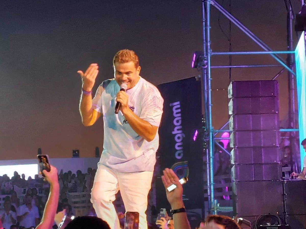 بالصور - عمرو دياب يتألق بالزي الأبيض في العلمين