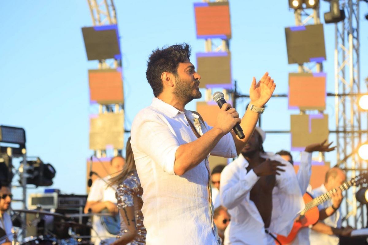 بالصور – بعد إحيائه حفل العلمين... تامر حسني يردّ على منتقدي تصريحاته حول إيرادات فيلمه