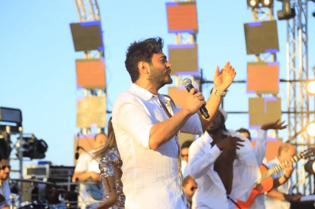 بالصور – بعد إحيائه حفل العلمين... تامر حسني يردّ على منتقدي تصريحاته حول إيرادات فيلمه