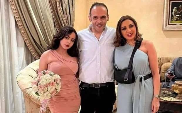 أنغام مع شقيقها وخطيبته