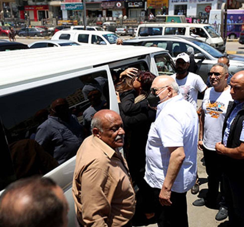 بالصور - بالدموع... ريهام عبد الحكيم تشيّع والدتها إلى مثواها الأخير