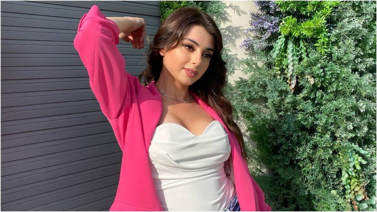 بالفيديو - ماريتا الحلاني ترقص بالعكاز على أغنية ميريام فارس