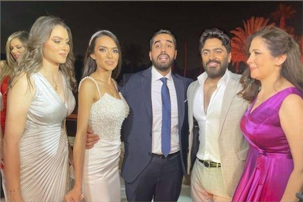 تامر حسني يحيي حفل خطوبة ابنة شقيق عادل إمام