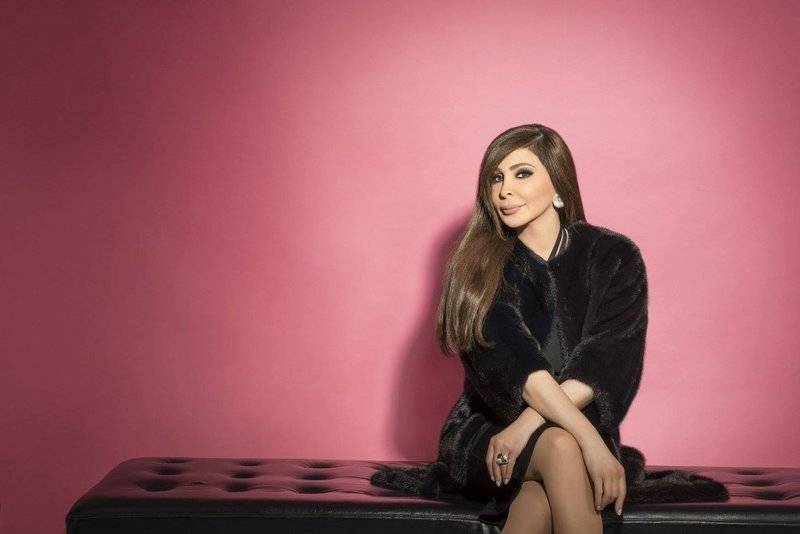 بالفيديو - إليسا ترقص لجمهورها وتغازل أحدهم: 