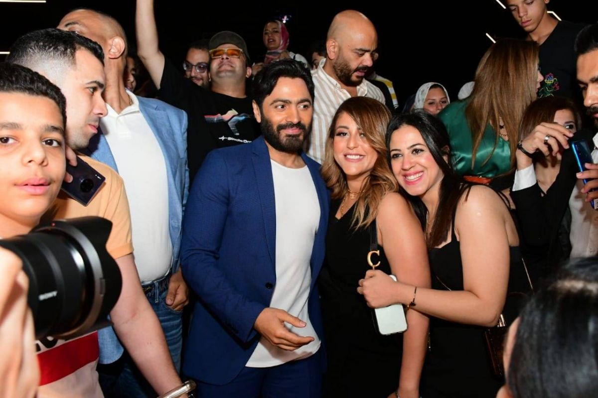 بالصور - ظهور والدة تامر حسني في العرض الخاص لفيلم 