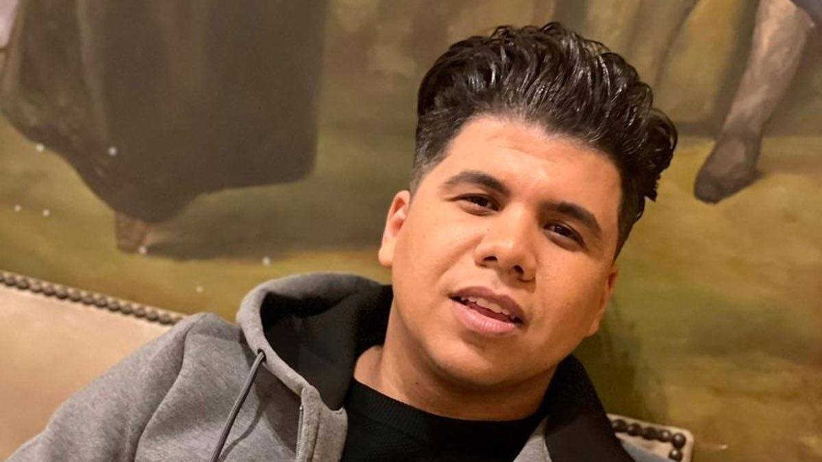 أول تعليق لعمر كمال بعد فسخ خطوبته