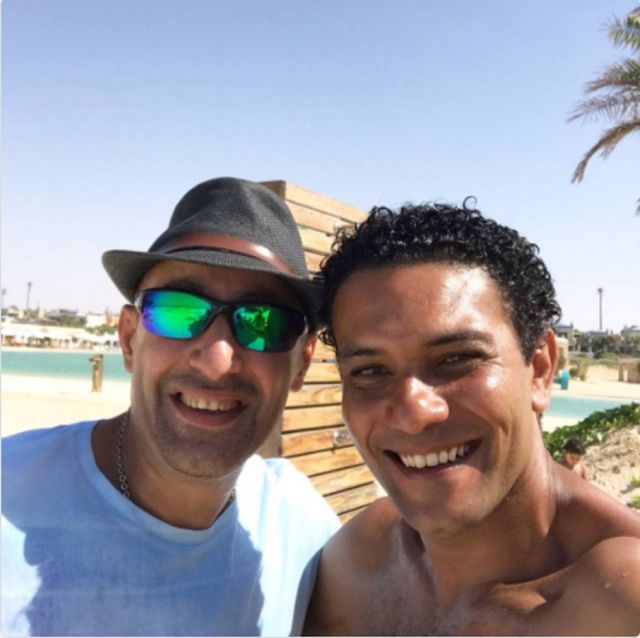 آسر ياسين وأحمد السقا يحتفلان بنجاح أعمالهما على شاطئ البحر
