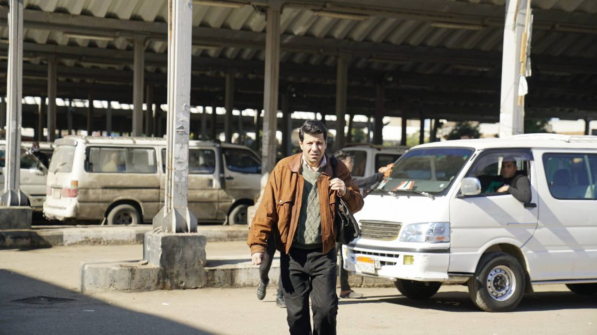 رجل يتمرّد على إخفاقاته ويتحول إلى طبيب للفقراء في مسلسل 