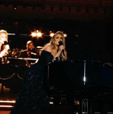 بالفيديو - أديل توقف حفلها بشكل مفاجئ لهذا السبب