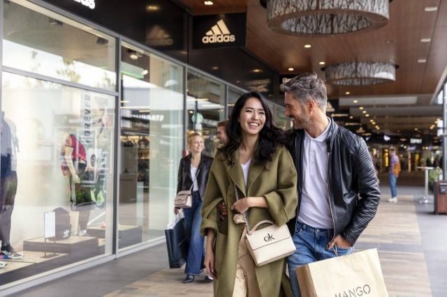 100 متجر وحسومات تتجاوز ال70%