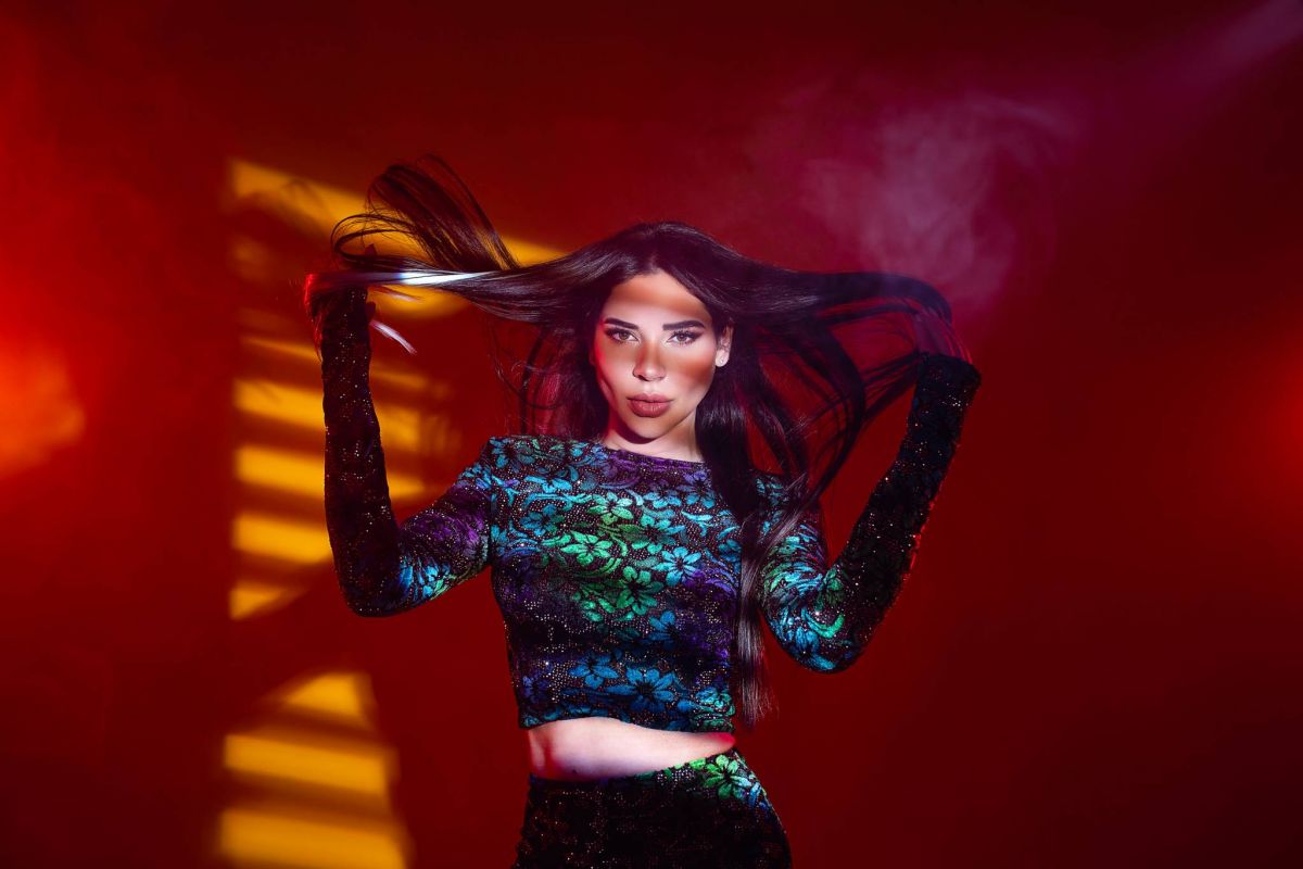 اللبنانية دومينيك سكارليت تطلق أغنية 