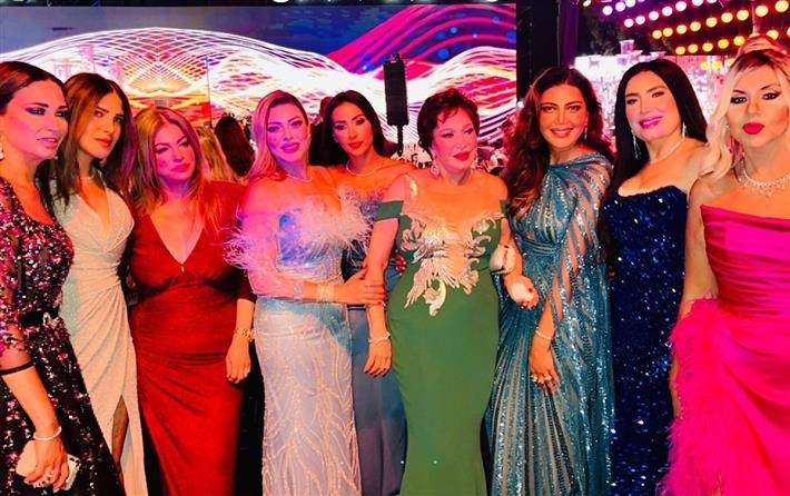 بالفيديو والصور - على أنغام تامر حسني.. يسرا تشعل حفل زفاف نجل جمال العدل بحضور نجوم الفن