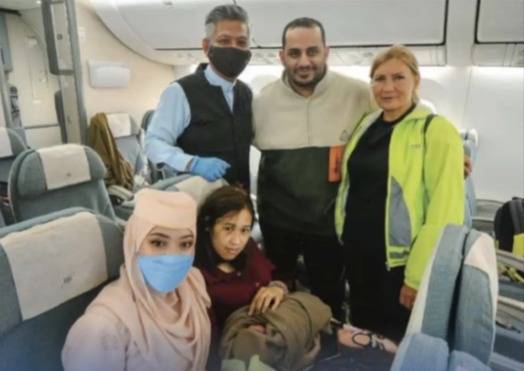 طبيب سعودي ينقذ سيدة حامل على متن طائرة