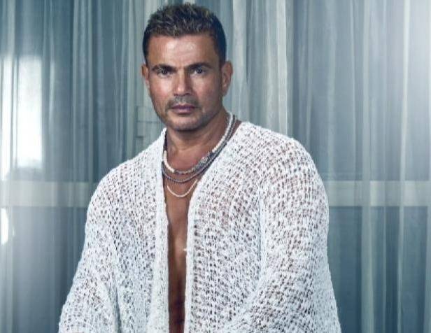 ناقدة فنية تهاجم عمرو دياب بشراسة بعد إعلان أسعار تذاكر حفله المقبل