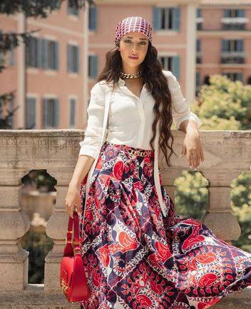 بالصور - بلقيس بالكاجوال تضج أنوثة بشعرها الطويل