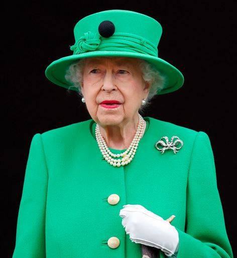 بالصور - الملكة اليزابيث تفاجئ الجميع بإطلالة مختلفة