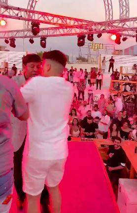 بالفيديو - عمر كمال يُحدث جدلاً بقُبلة لعبد الباسط حمودة في الساحل