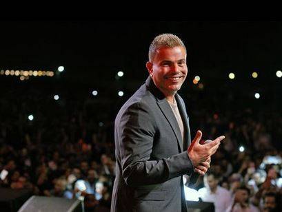 بالفيديو - عمرو دياب يفاجئ الجميع بلوك مختلف وإطلالة جريئة