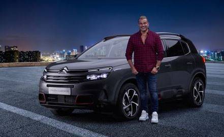 عمرو دياب يهنئ بطلة مصر ويلتقط سيلفي مع عمال فندقه