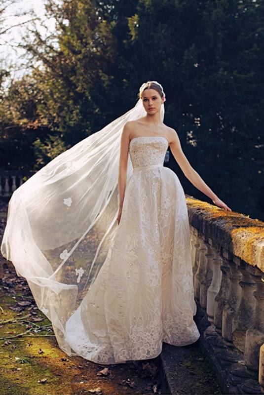 عروس إيلي صعب مشرقة في ربيع 2023