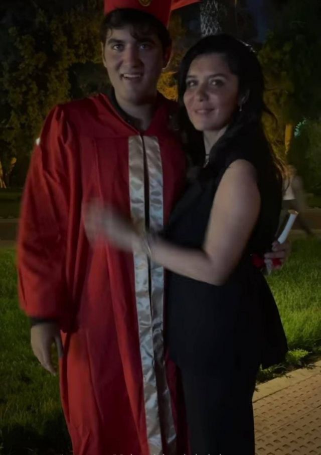 غادة عادل مع ابنها في حفل تخرجه