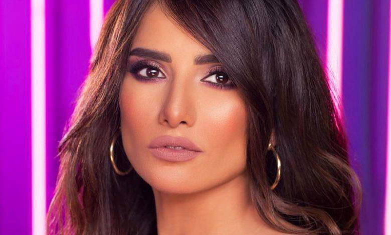 بالصورة-  أول ظهور لنجلَي زينة التوأم بعد اخفائهما لمدة تسعة أعوام