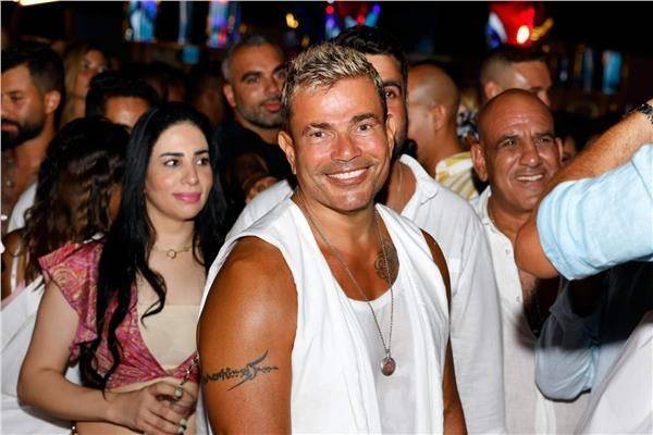بالصور - معجبات عمرو دياب يشعلن حفله بالساحل الشمالي