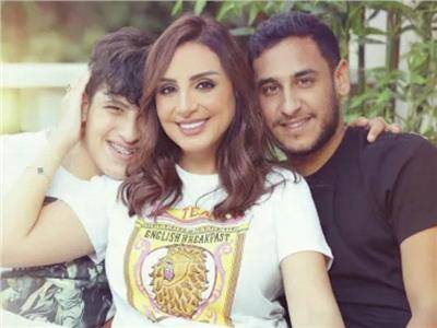 بالصور - هكذا تقضي أنغام عطلتها الصيفية مع نجليها