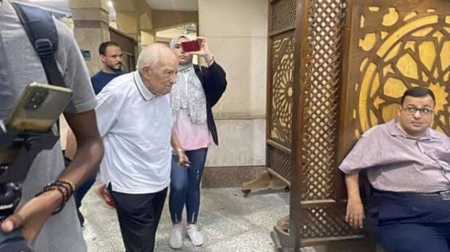 بالصور - رغم ظهور أعراض المرض عليه... رشوان توفيق يحضر عزاء رجاء حسين