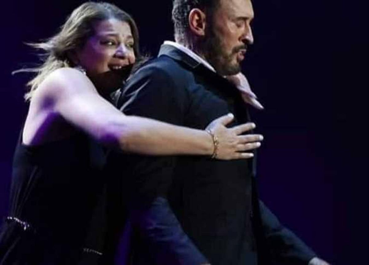 بالفيديو - موقف محرج لكاظم الساهر بعد اقتحام فتاة مسرح دار الأوبرا