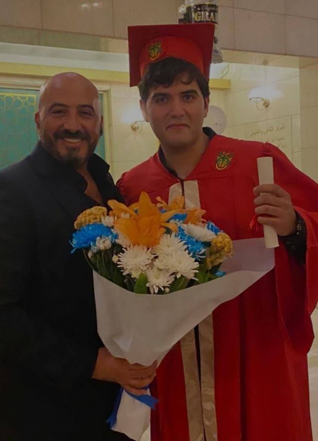 مجدي الهواري مع نجله في حفل تخرجه