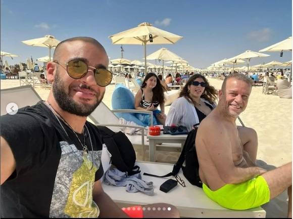 بالصور - من دون ابنته الكبرى.. شريف منير مع أبنائه على شاطئ البحر