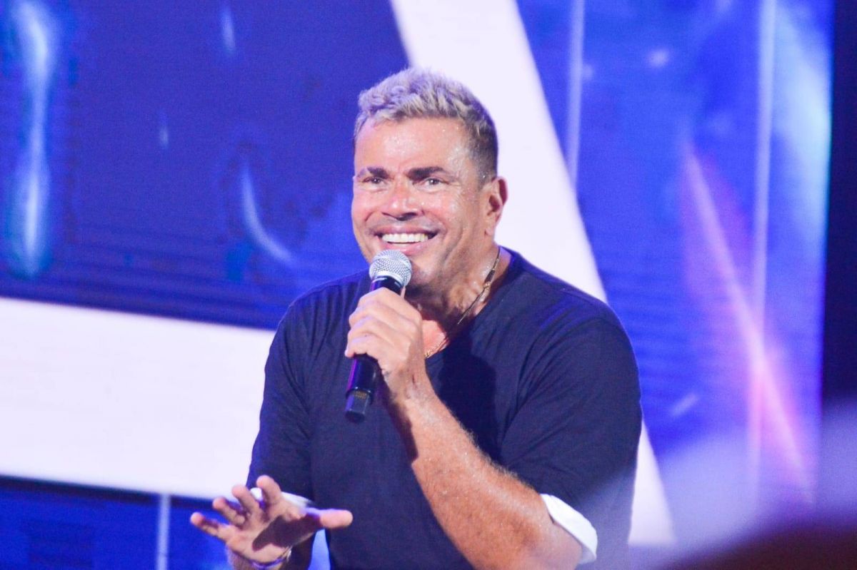 عمرو دياب يمازح الجمهور بطريقة طريفة في حفل العلمين