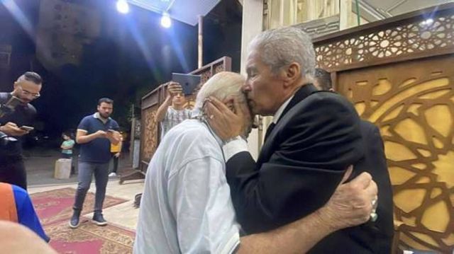 رشوان توفيق يقدم واجب العزاء لطليق رجاء حسين