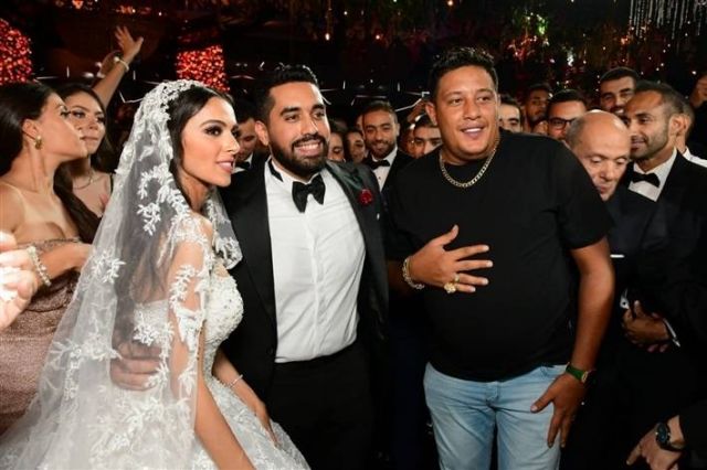 حمو بيكا مع العروسين