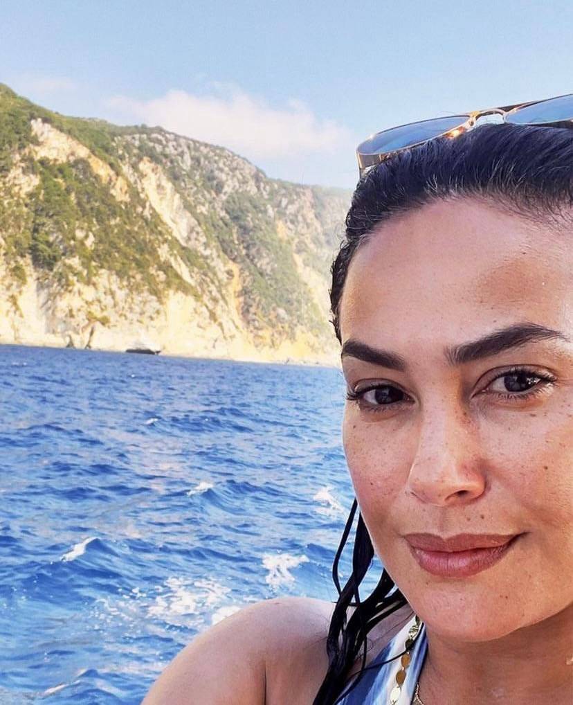 بين البحر والرمال والشمس... هند صبري تقضي عطلتها الصيفية