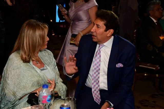 حوار جانبي بين يسرا وهاني رمزي في حفل زفاف ابنة شقيق عادل إمام