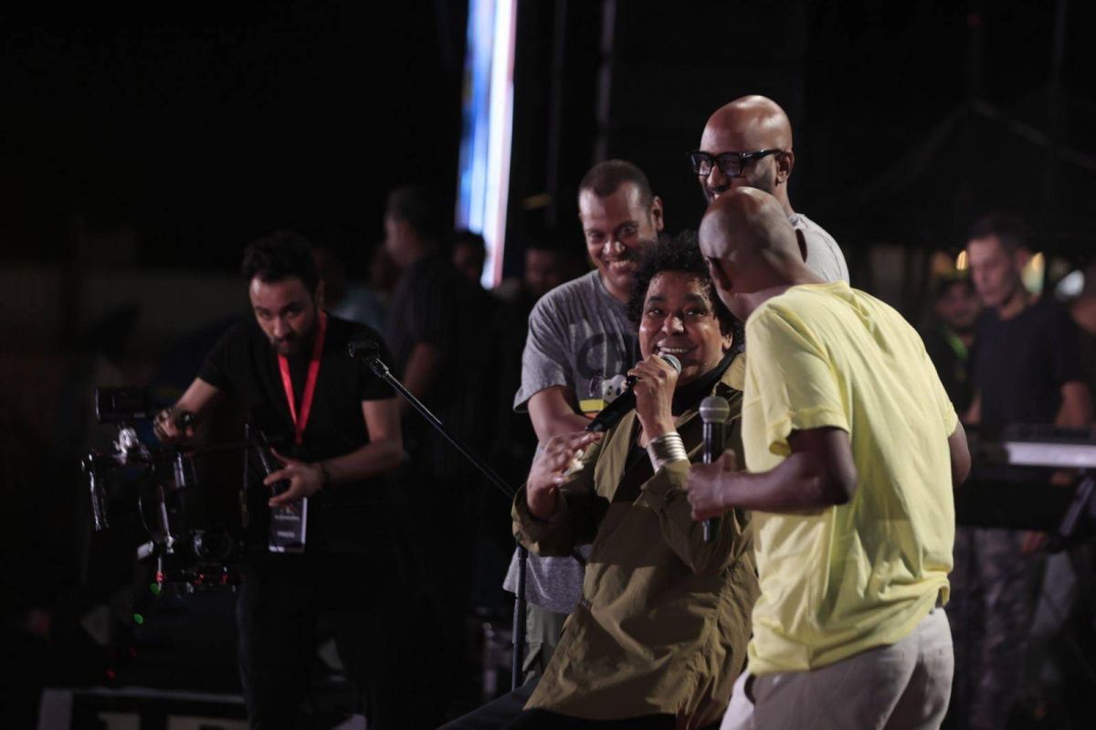 بالصور - غنى جالساً... بكاء محمد منير في حفله