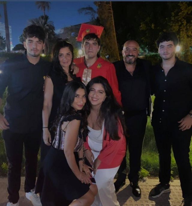 غادة عادل ومجدي الهواري مع أبنائهما