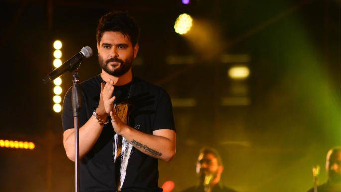 بالفيديو - ناصيف زيتون يتعرض لموقف محرج على المسرح.. وردّ فعله حديث الجمهور